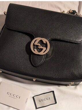 Leather Shoulder Bag with Gold Double G Gucci Clasp